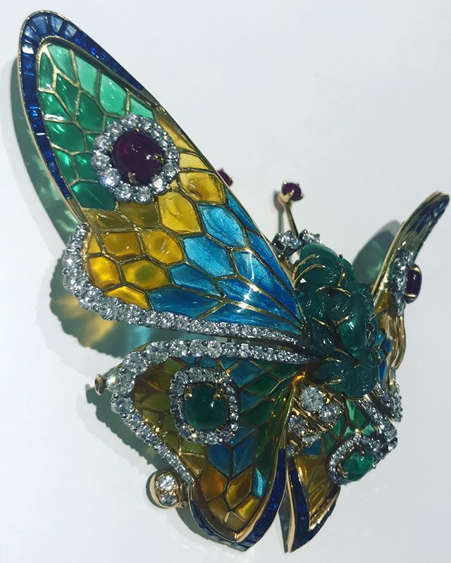 🇨🇭Stop @orpheojewellers @horovitzandtotah @gemgeneve Did you know? This #butterfly in #pliqueajour enamel from 1947 features on the cover of the @mauboussin book 
________
@jasmine_vidal #mauboussin #onlyinparis #placevendome #frenchjewelry #fauna #saveourplanet #enamel #historyofjewelry #gemgeneve #jaimegeneve #genevejewelryweek #tfjpontour #jewelrymasterpiece