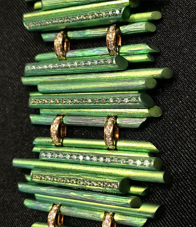 🇨🇭 @syzfireworks by the @suzannesyzartjewels daughter in law An accessible collection in #titanium (you can choose the color) and gemstones 
_________
#gemgeneve #diamondsandtitanium #titaniumbracelet #jewelrymeetsart #swissjewelry #jaimegeneve #geneva #designervivarium