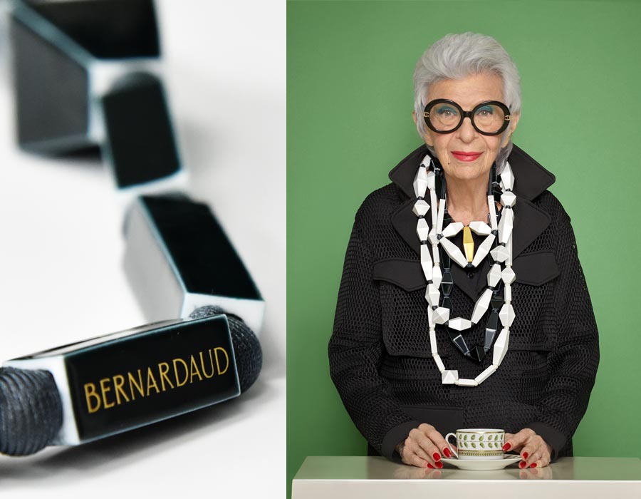 Iris Apfel porte un plastron et plusieurs sautoirs Be Bold Over qu'elle a dessinés pour Bernardaud ils sont formés par des disques noirs et ors.