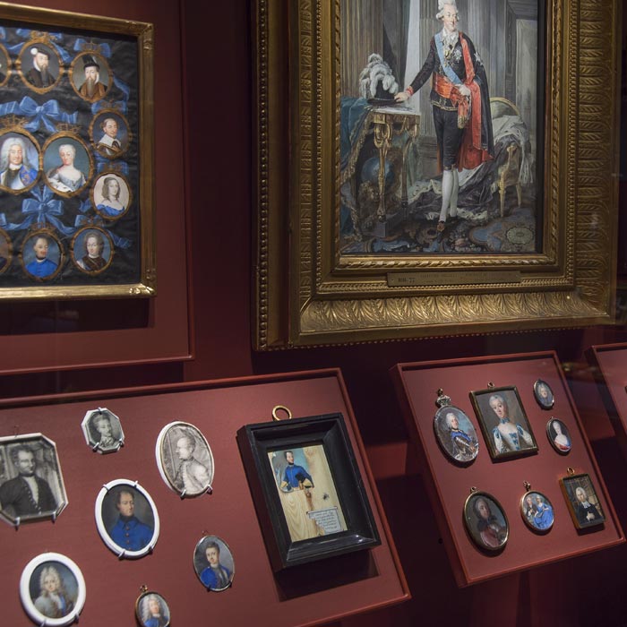 Vitrines de miniatures dans la Salle du Trésor au musée National