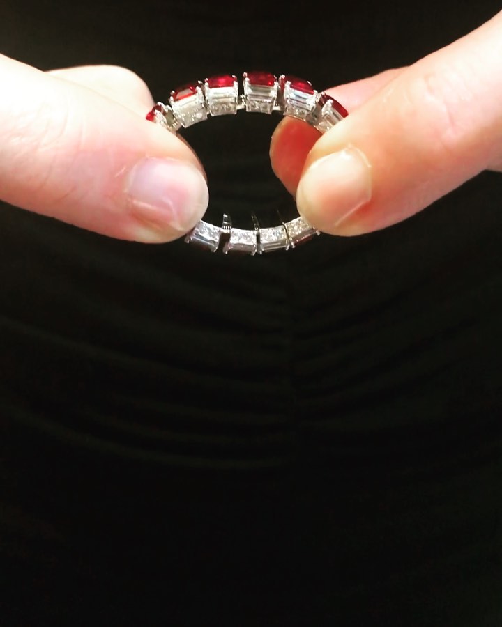 🇮🇹 This elastic ring in rubis can extend at 2 2 and a half sizes @picchiotti_fine_jewellery @vicenzaoro @duvallosteen 
_________
#vincenzaoro #picchiottifinejewellery #italiandoitbetter #mylifeinjewels #jewelryinsider #tfjpontour #rubylovers #instaitaly_picture #elasticjewelry #elastic