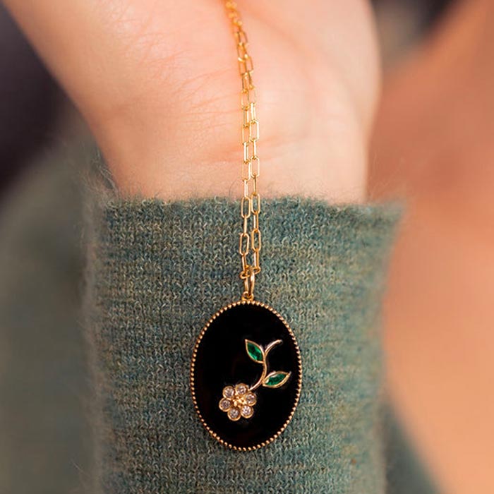 Le pendentif Flora de Sophie D’Agon, marque de bijoux créé par Sophie Lepourry il y a 5 ans. Elle revient sur la stratégie digitale qui l'a menée au succès et à l’ouverture de sa première boutique à Paris.